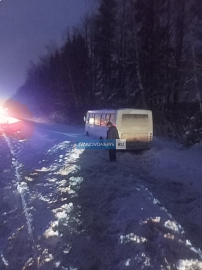 Пассажирский автобус и еще несколько авто улетели в кювет под Ивановом